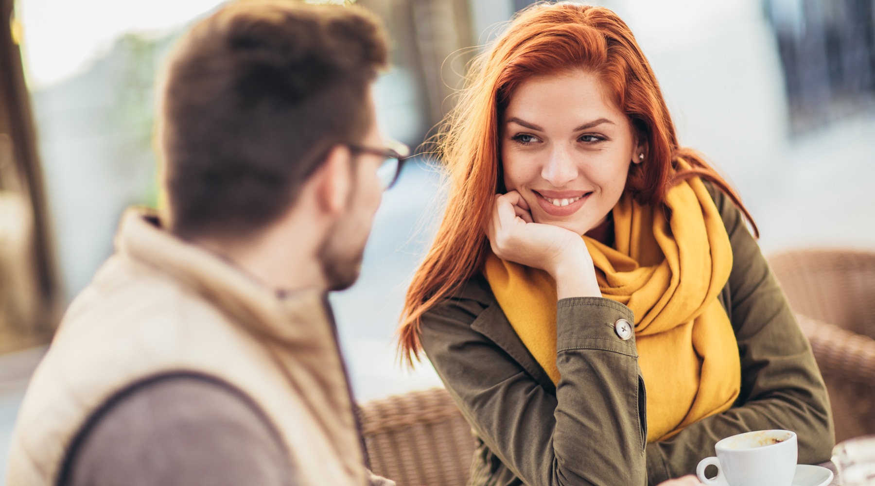parallax Cute couple having coffee together al fresco